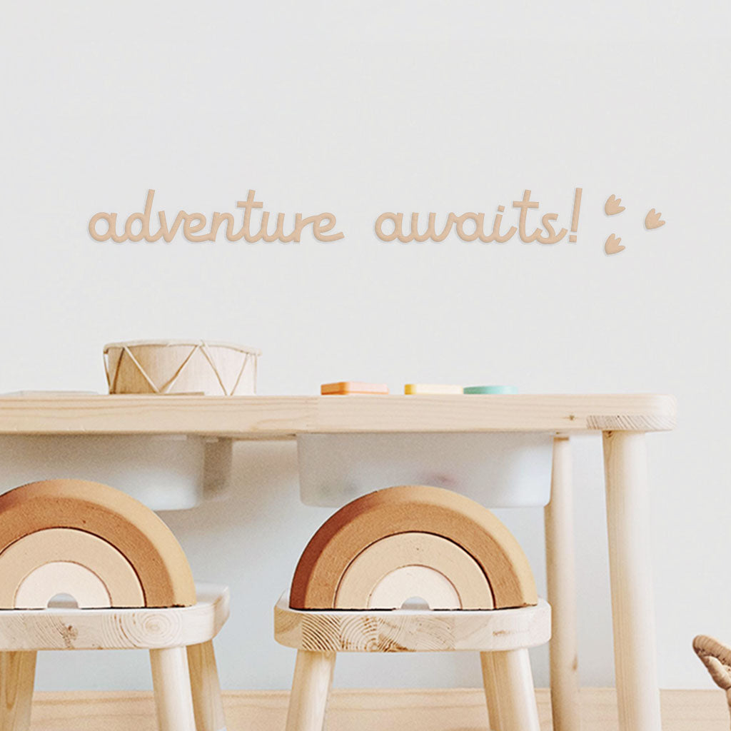 Scritta in Legno Adventure Awaits! - Decochic